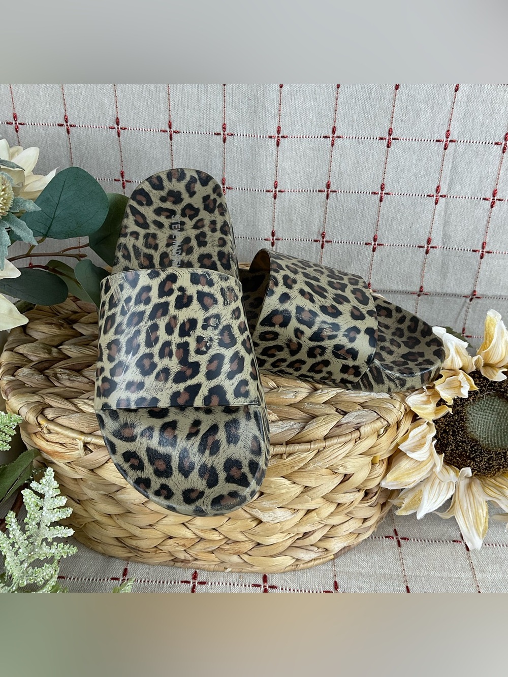 Steve Madden Sofi Leopard Print Slides Women’s Sz 6 PreLoved Sandals Pool Slides